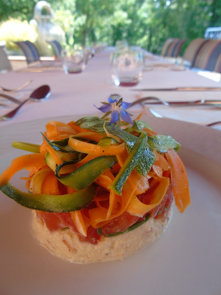 : http://www.damiendansvotrecuisine.com/presse-de-chair-de-tourteau-au-gingembre-tartare-de-tomates-et-meli-melo-de-legumes-croquants/ ‎